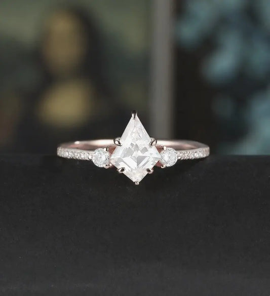 Kite Cut Moissanite Engagement Ring Solid Gold Round Cut Diamond Wedding Ring Unique 14K/18K gold Promise Anniversary Bridal Ring