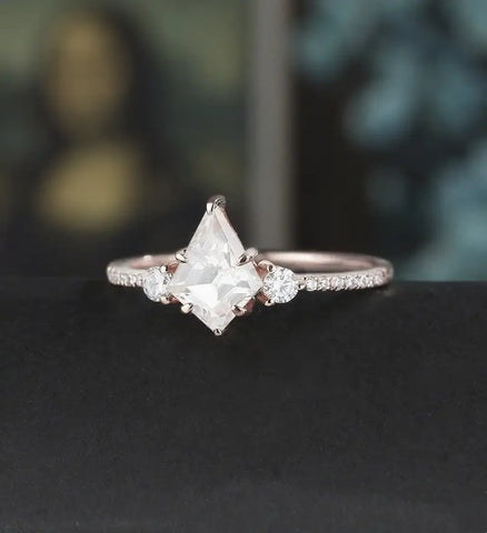 Kite Cut Moissanite Engagement Ring Solid Gold Round Cut Diamond Wedding Ring Unique 14K/18K gold Promise Anniversary Bridal Ring