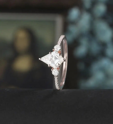 Kite Cut Moissanite Engagement Ring Solid Gold Round Cut Diamond Wedding Ring Unique 14K/18K gold Promise Anniversary Bridal Ring