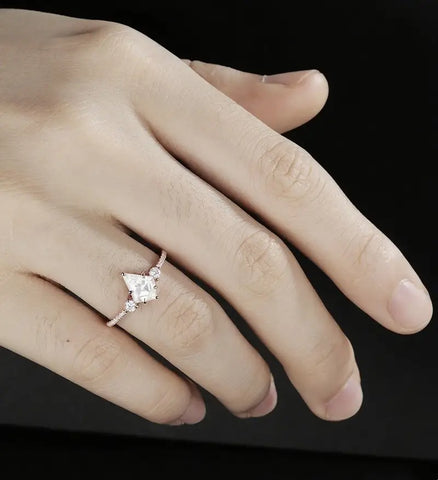 Kite Cut Moissanite Engagement Ring Solid Gold Round Cut Diamond Wedding Ring Unique 14K/18K gold Promise Anniversary Bridal Ring